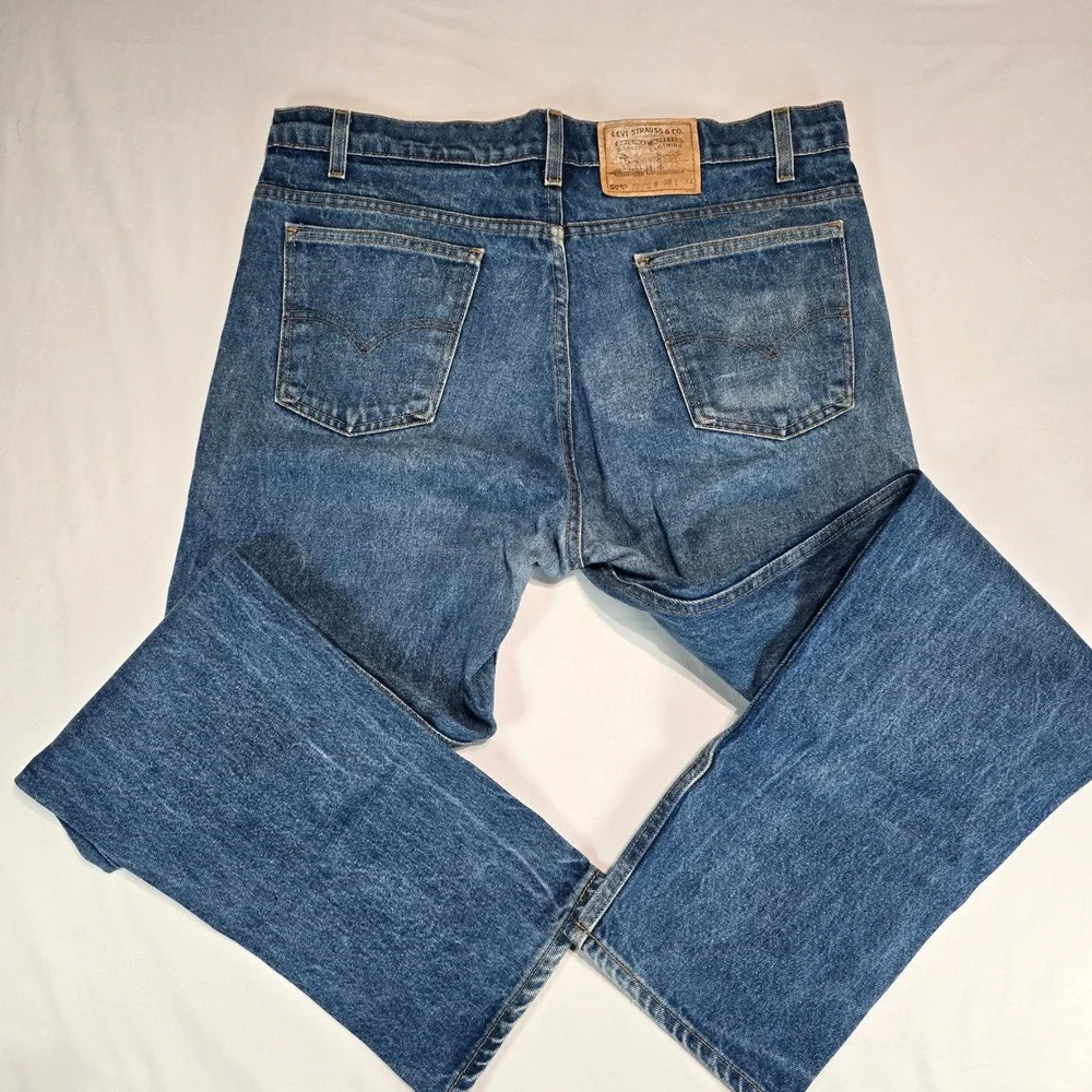 Vintage Levis 505 Mens Straight Leg Jeans Medium Wash Blue Denim 37x32‎ Zip Fly